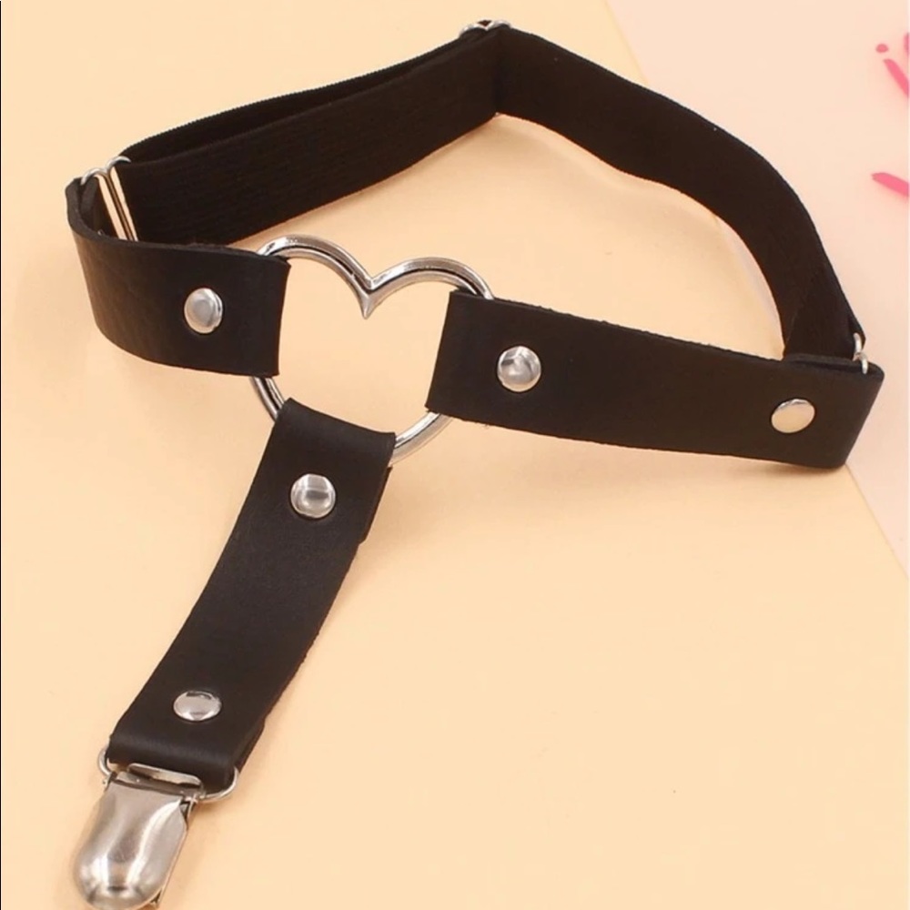 Black heart decor thigh garters
